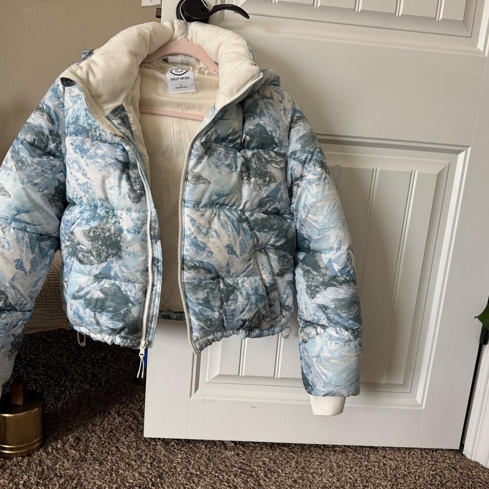 NWOT - Gilly Hicks cropped Patterned Puffer Jacket - never worn, no tag .